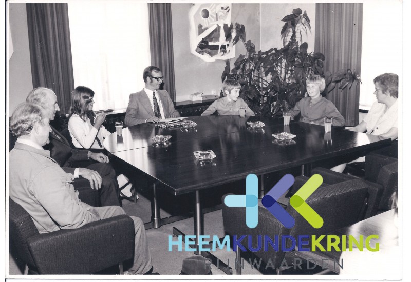 1970 raadzaal H&A naar aanleiding van Boomplantdag vlnr. Nol Grob- J.Jansen- leerling spijk- Burg. Hendriks- 2 leerlingen Spijk Zr Voskuilen hvd School Spijk. Coll. HKR